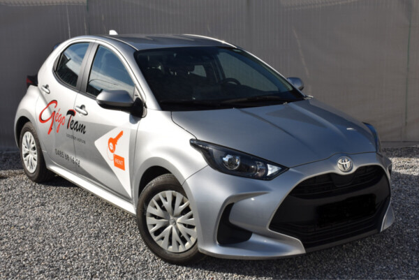 Vue latérale d'une Toyota Yaris avec le logo GégoTeam