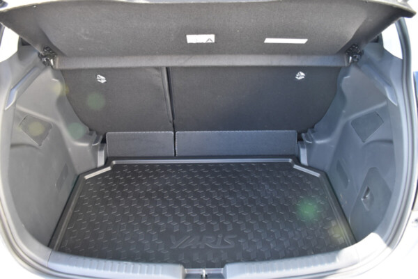 Intérieur du coffre d'une voiture Toyota Yaris