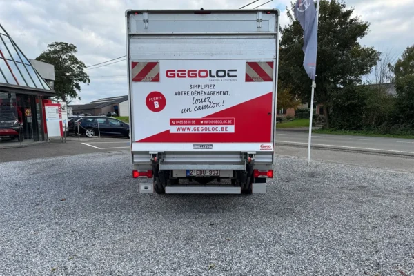 Vue arrière d'un camion MAN portant le logo GégoLoc