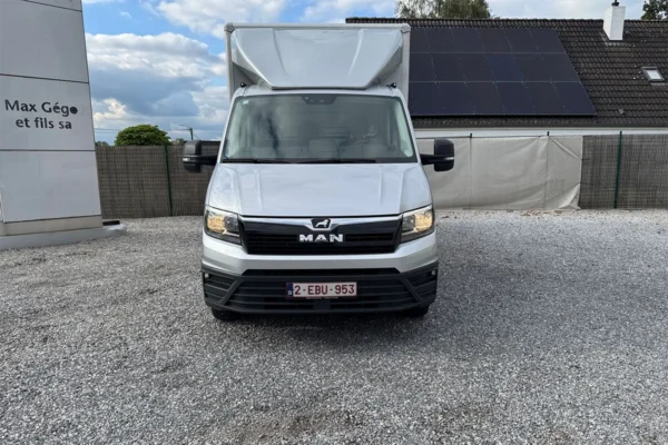 Vue de face d'un camion MAN portant le logo GégoLoc