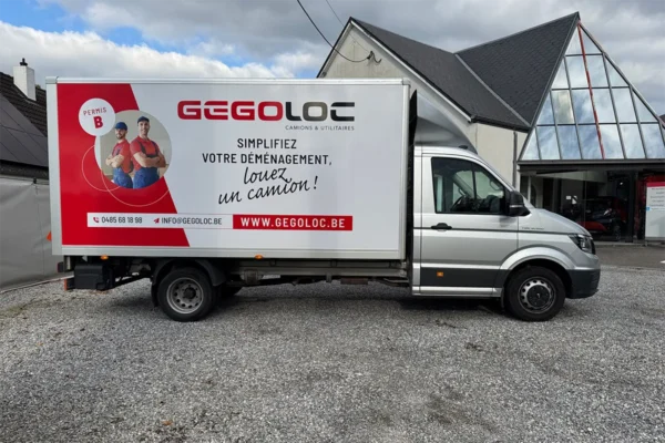 Vue latérale d'un camion MAN portant le logo GégoLoc