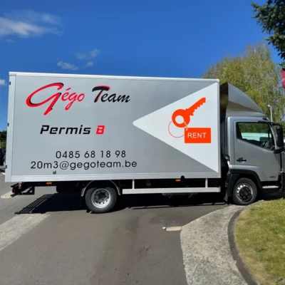 Vue latérale d'un camion NISSAN portant le logo GégoTeam Permis B