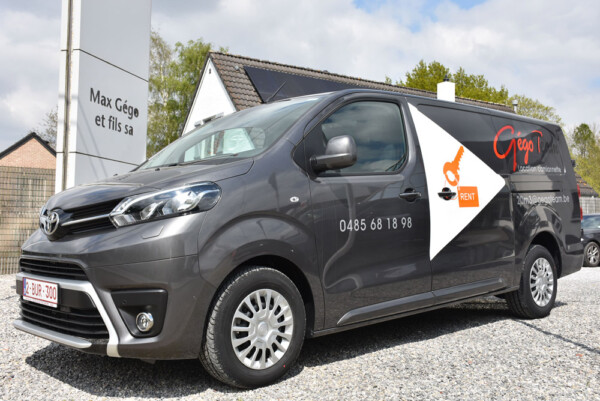 Vue d'une camionnette Toyota Proace noir avec le logo GégoTeam