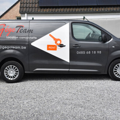 Vue latérale d'une camionnette Toyota Proace avec un logo GégoTeam