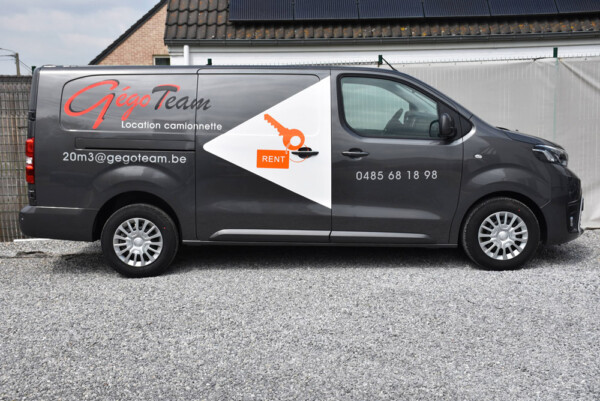 Vue latérale d'une camionnette Toyota Proace avec un logo GégoTeam