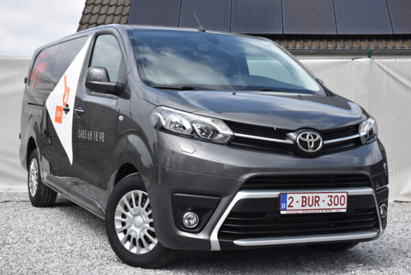 Vue avant et latérale d'une camionnette Toyota Proace noir