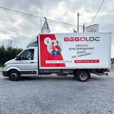 Vue latérale d'un camion MAN portant le logo GégoLoc