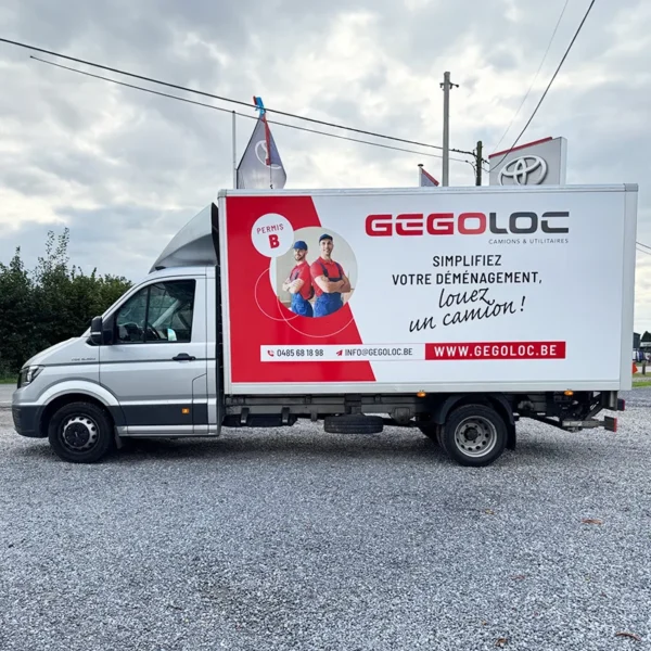 Vue latérale d'un camion MAN portant le logo GégoLoc